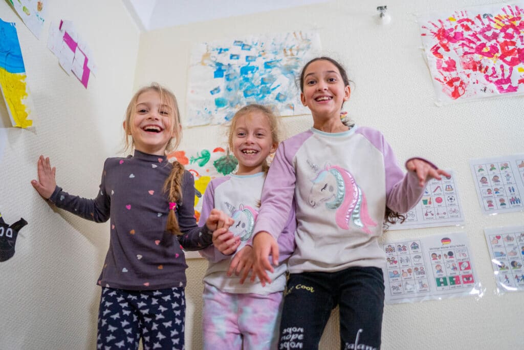 Tre barn i et klasserom i Ukraina