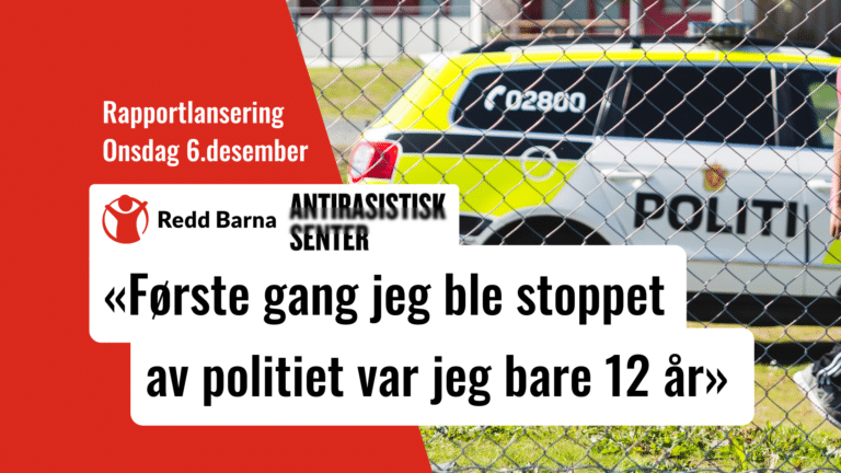 Vi ser en politibil bak et gjernde og skoen og armen til en gutt som går forbi