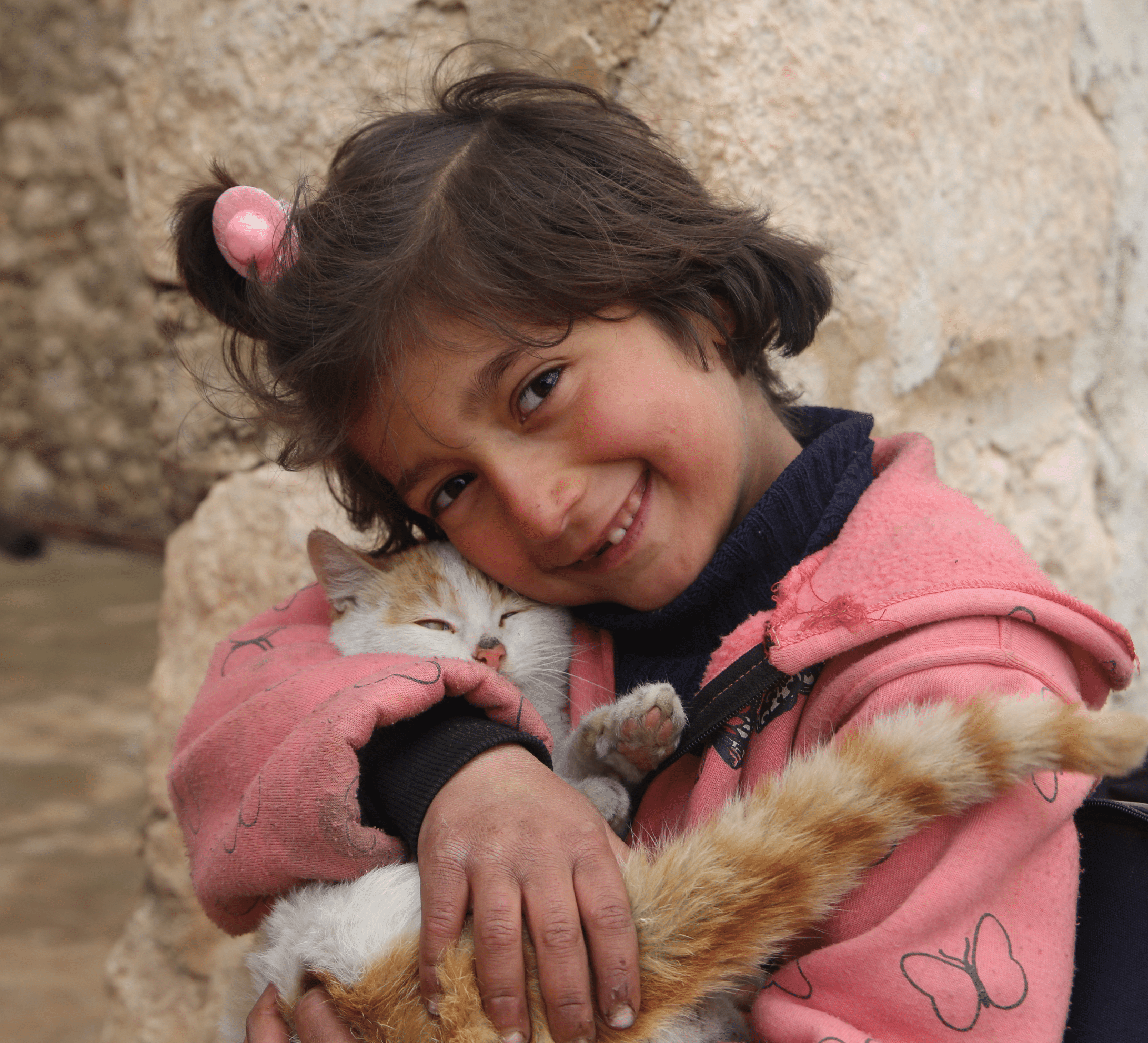 Sara fra Aleppo holder en katt