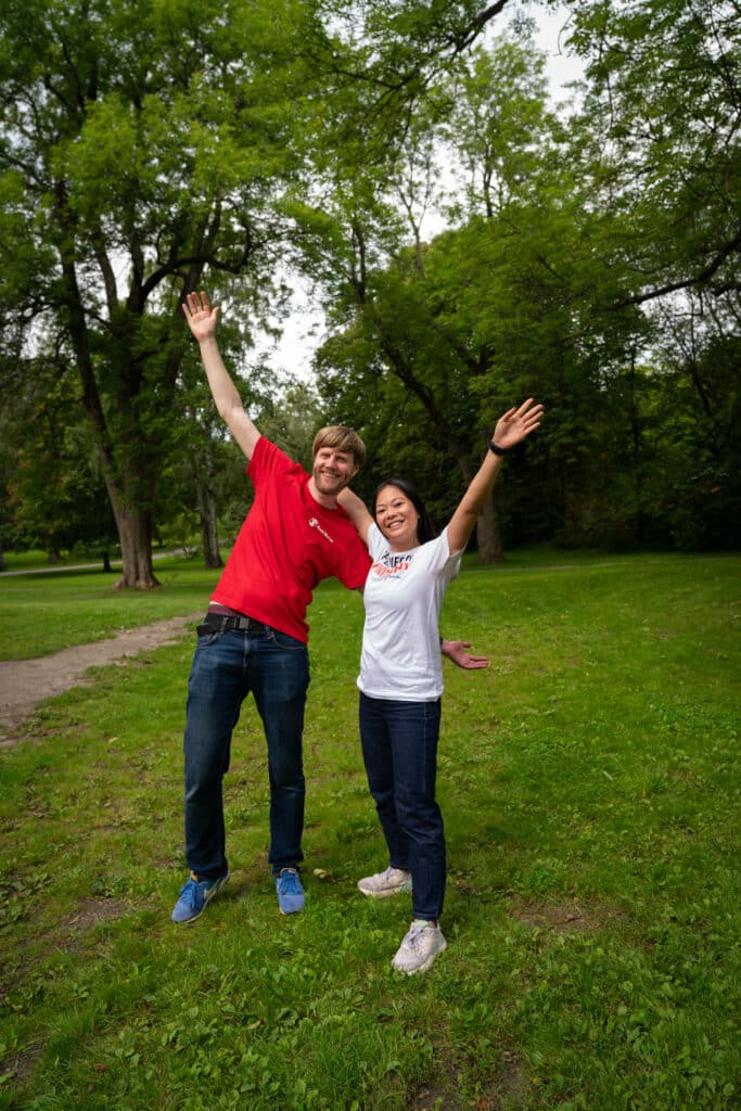 To frivillige står i en park
