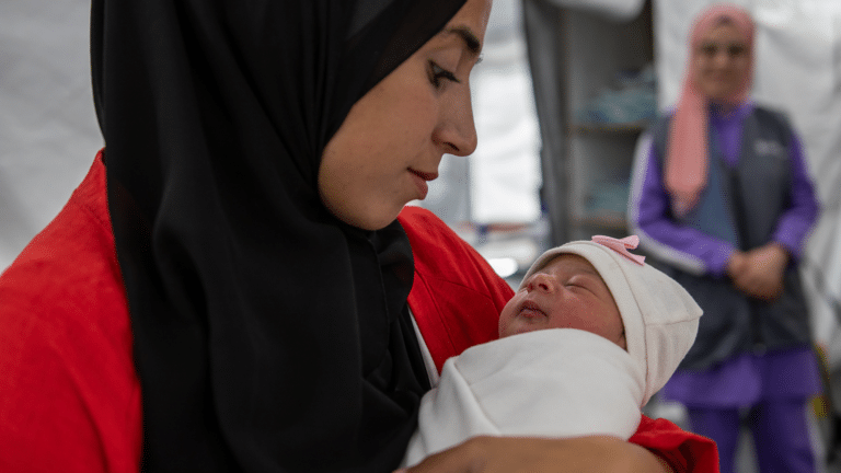 Tima holder sin en dag gamle baby Lana på barselavdelingen på feltsykehuset i Gaza