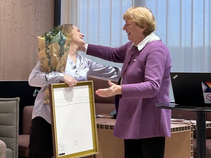 Katrin Glatz Brubakk mottar pris og gir Marianne Borgen en klem