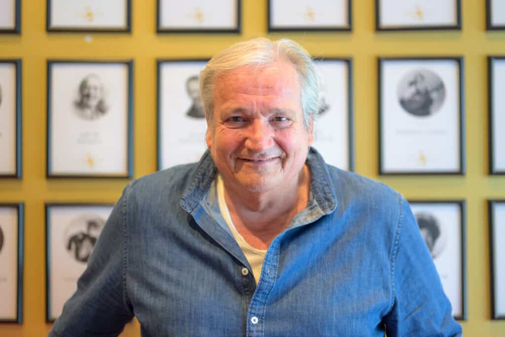 Tom Sterri smiler på Chat Noir