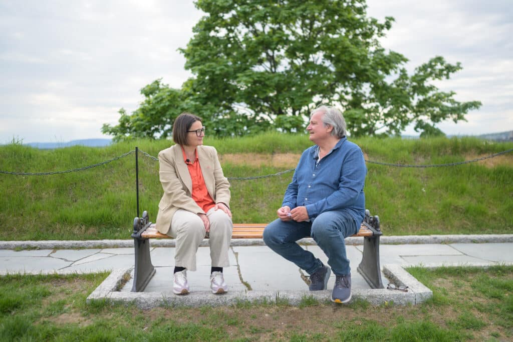 Henriette Westhrin og Tom Sterri på benk