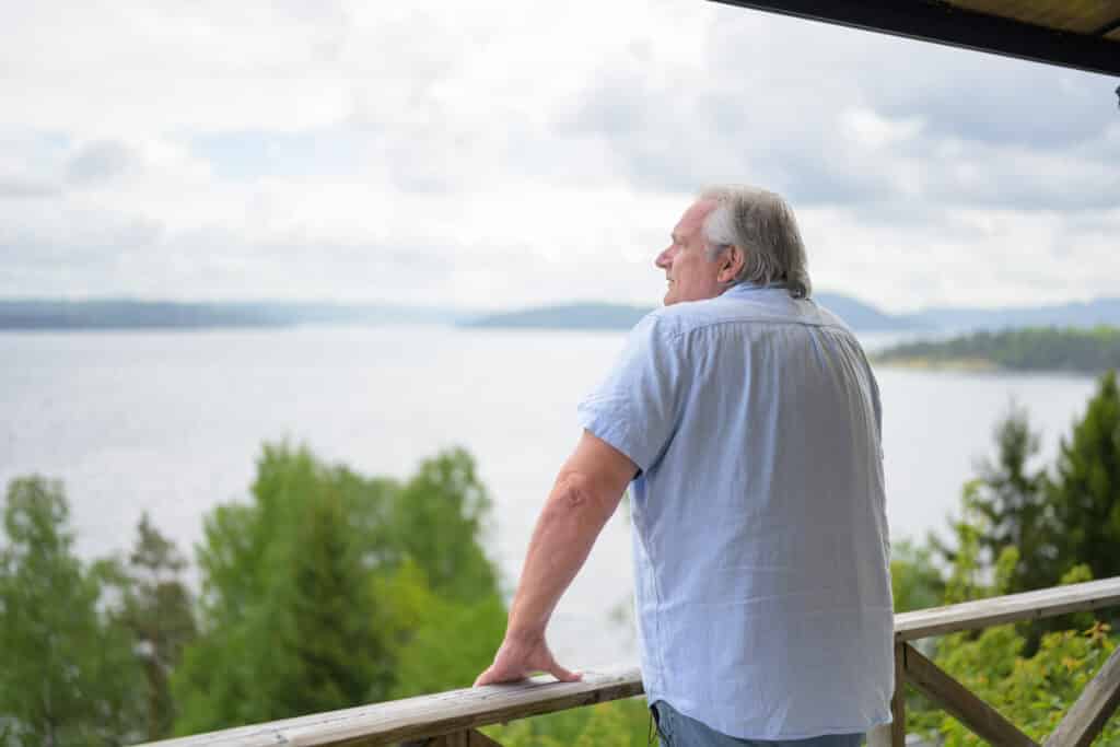 Tom Sterri ser ut over sjøen