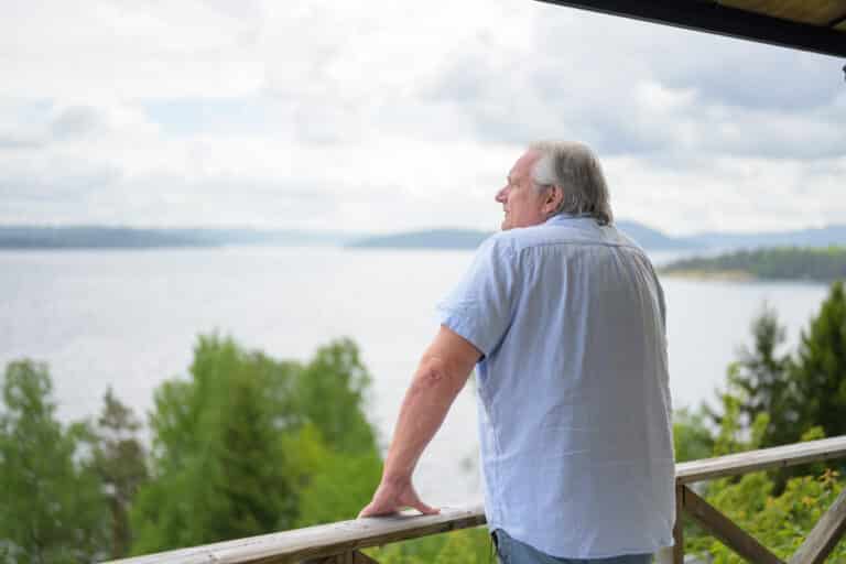 Tom Sterri ser ut over sjøen