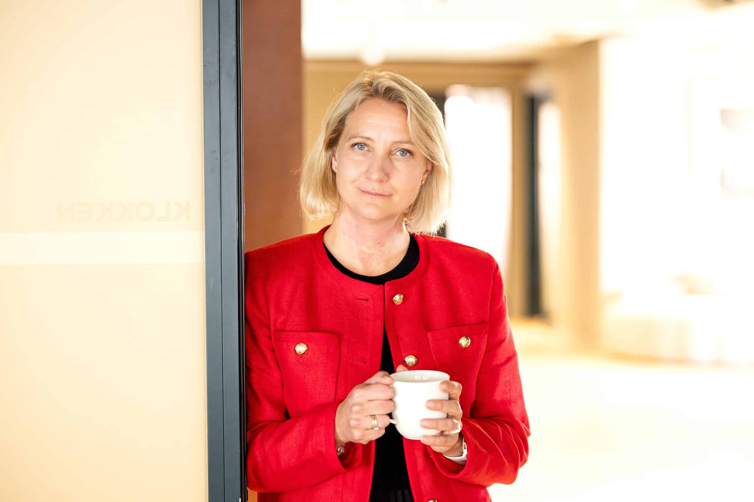 Advokat Linn E. Drejer-Dølvik med kaffekopp