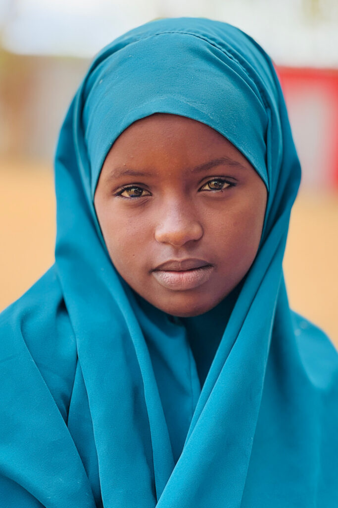 Sundus (13) fra Somalia, sitter på en stol og ser inn i kamera.