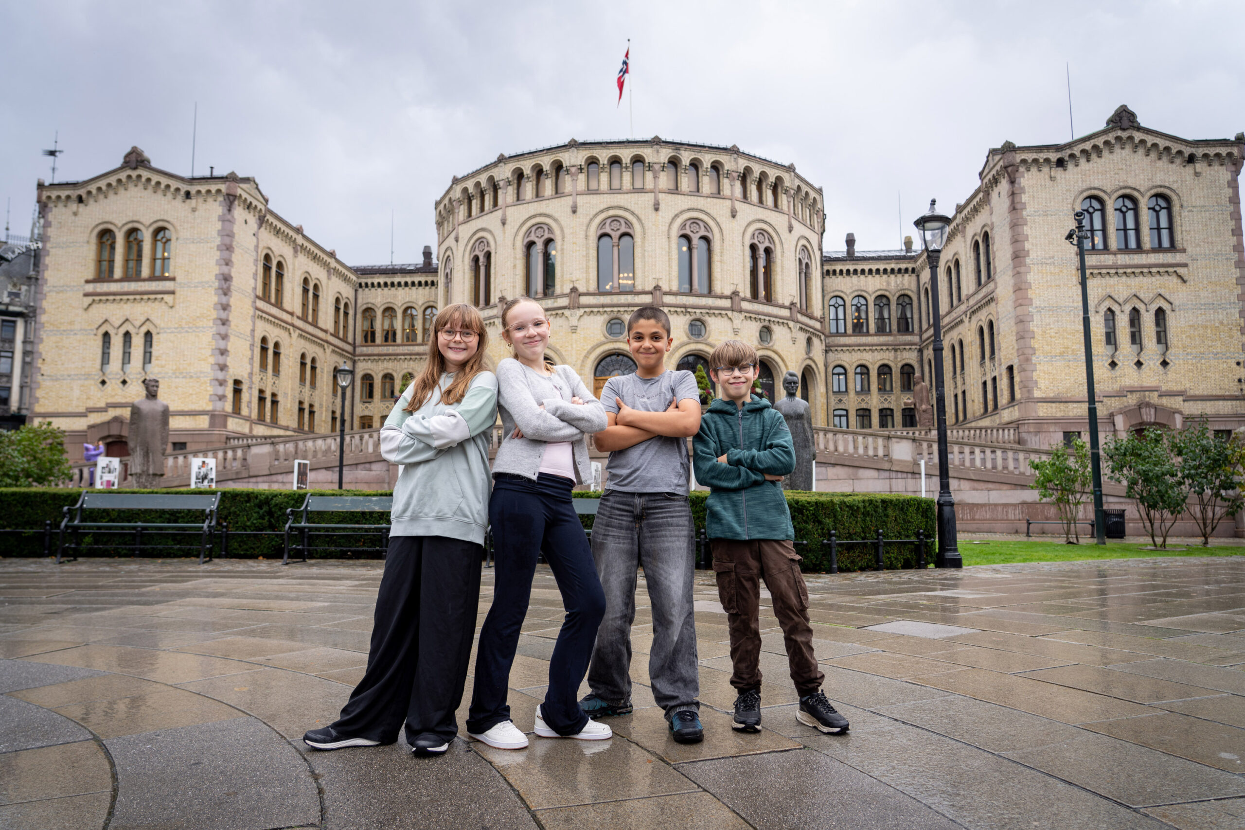 Tuva, Klara, John og Andreas står foran Stortinget.