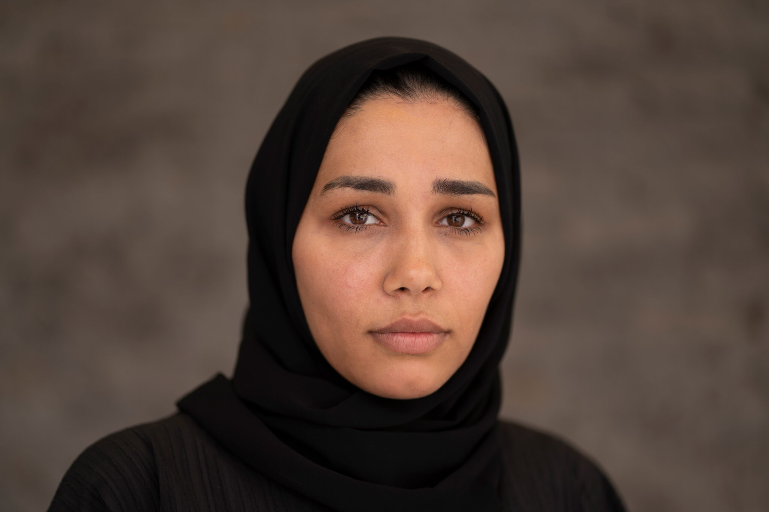 Nafas ser alvorlig inn i kamera. Redd Barna møtte Nafas i Egypt etter at hun hadde flyktet fra Gaza.
