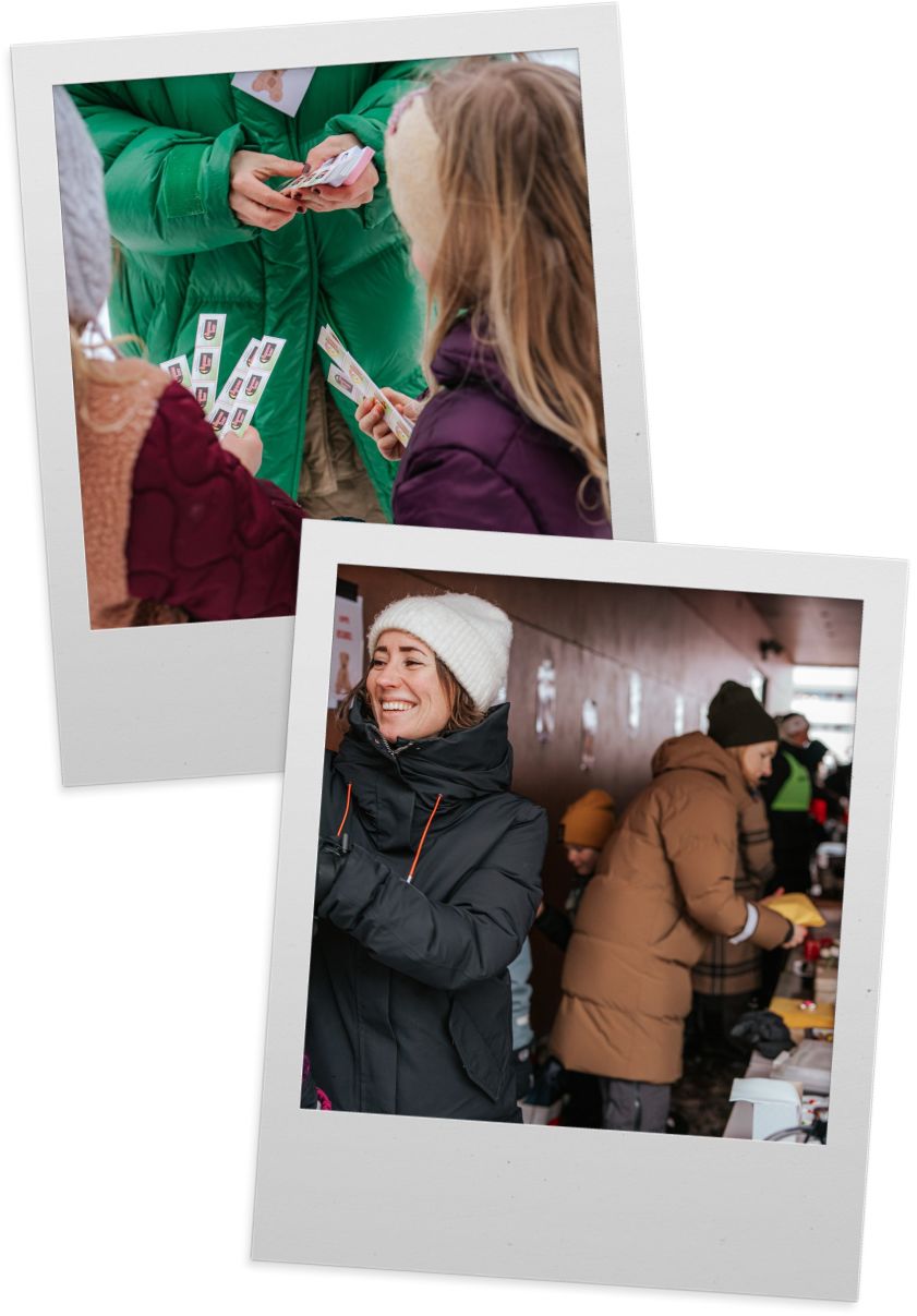 To polaroidbilder av to barn som mottar remser med lodd fra en voksen, og en dame i boblejakke som smiler mens det foregår kakesalg i bakgrunnen. 