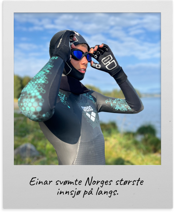 Polaroidbilde av Einar i våtdrakt og med svømmebriller hvor det står skrevet “Einar svømte Norges største innsjø på langs”. 