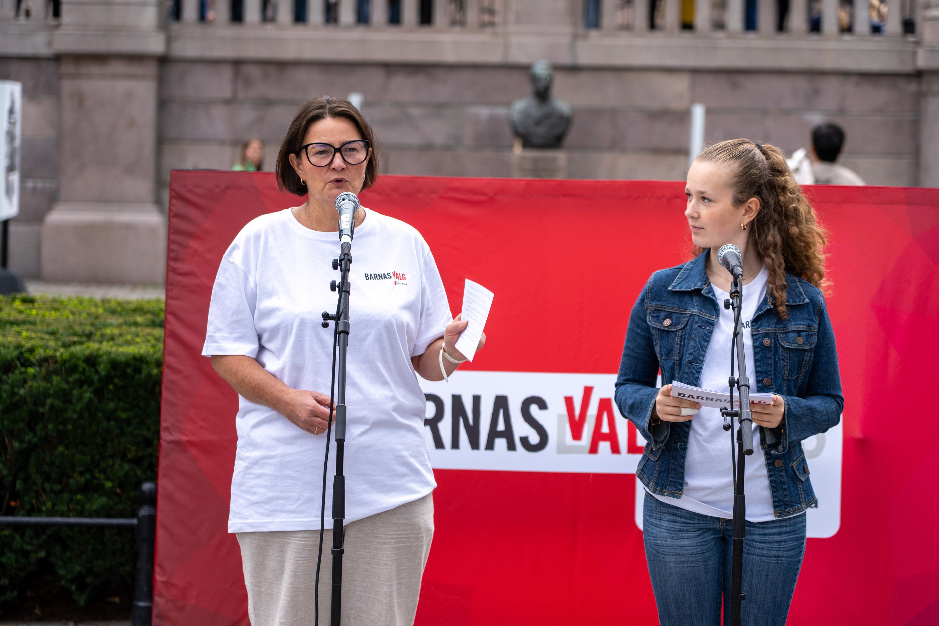 Generalsekretær i Redd Barna, Henriette Killi Westhrin, snakker i mikrofon foran Stortinget.