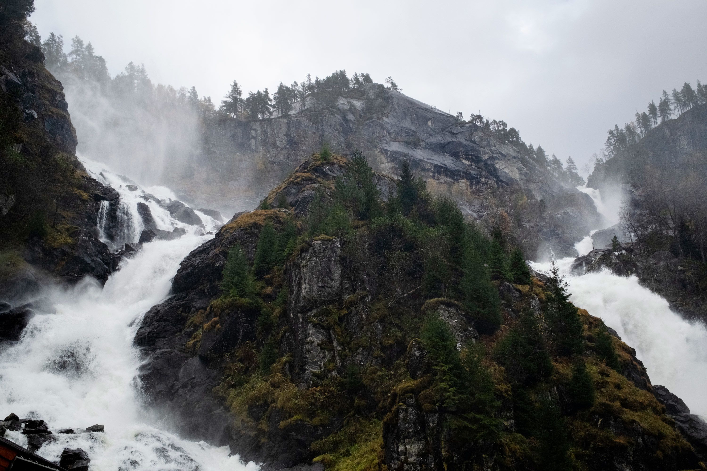 Hvitt, brusende vann fosser nedover fjellveggen.