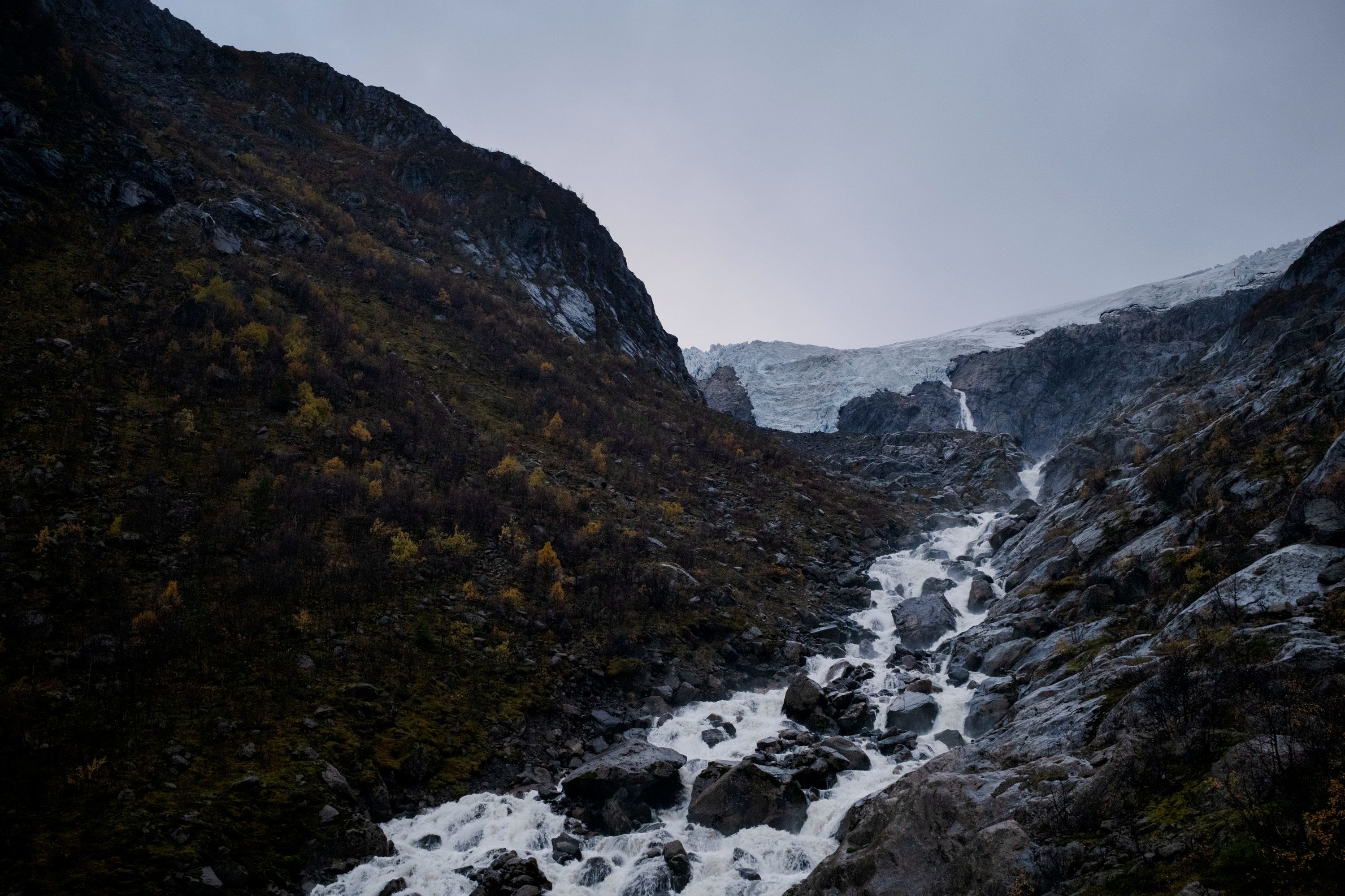 Issbreen smelter nedover fjellet.