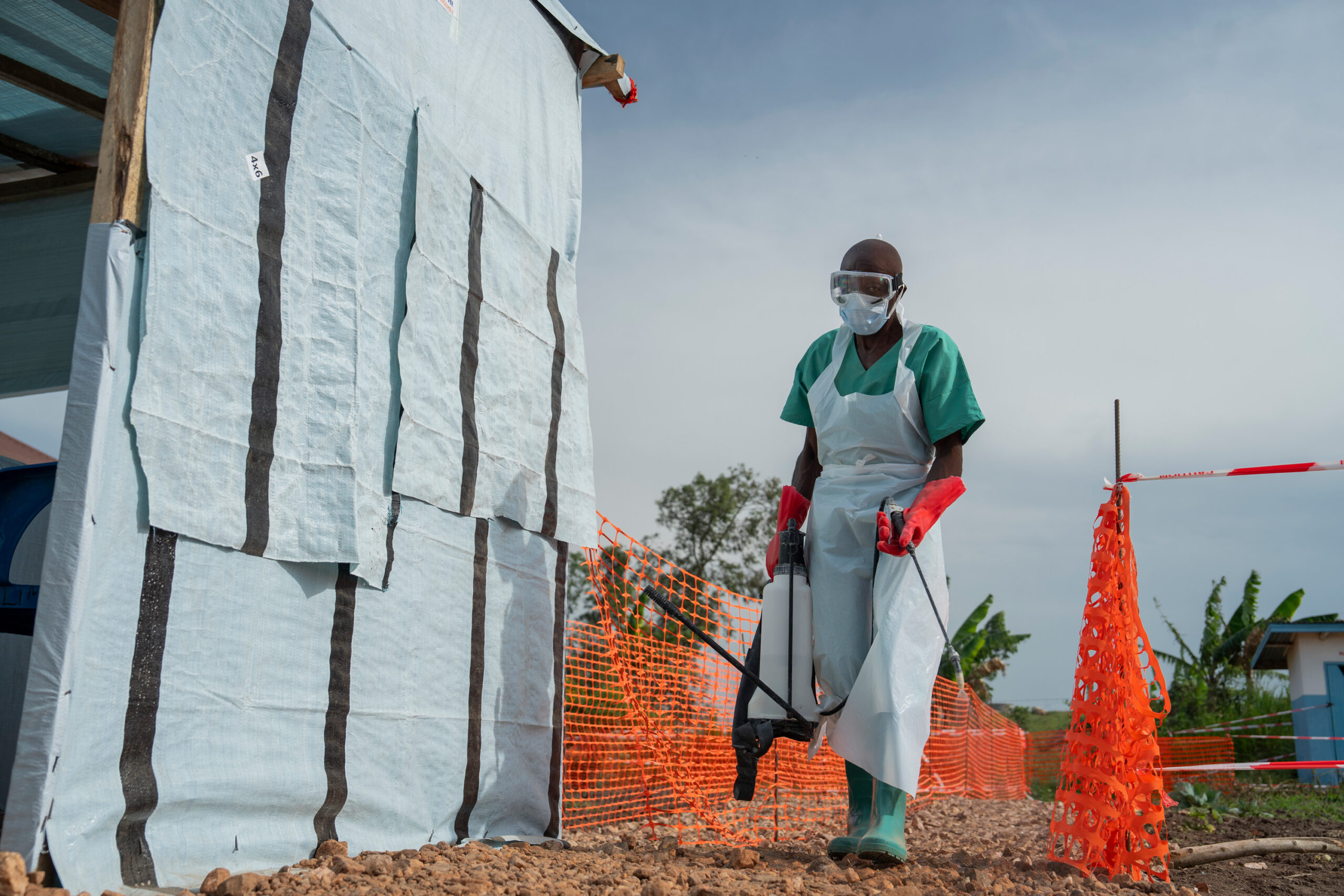 En helsearbeider desinfiserer et område rundt Ebola-behandlingssenteret i Kongo.