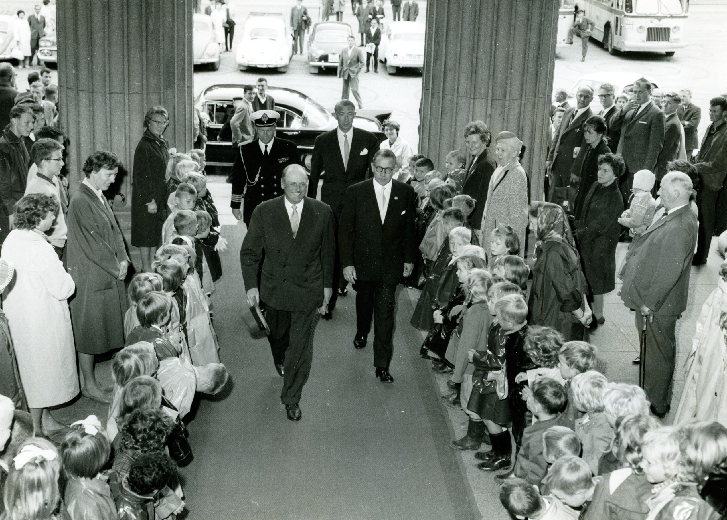 Sorthvitt bilde viser Kong Olav ankomme Oslos universitetsaula i 1962.