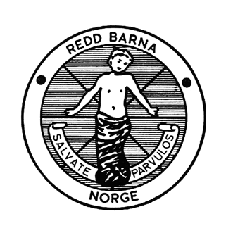 Redd Barnas første logo i sorth hvitt. Teksten sier Redd Barna Norge og «Salvate parvulous» og inneholder en tegning av et barn med armene utstrakt.