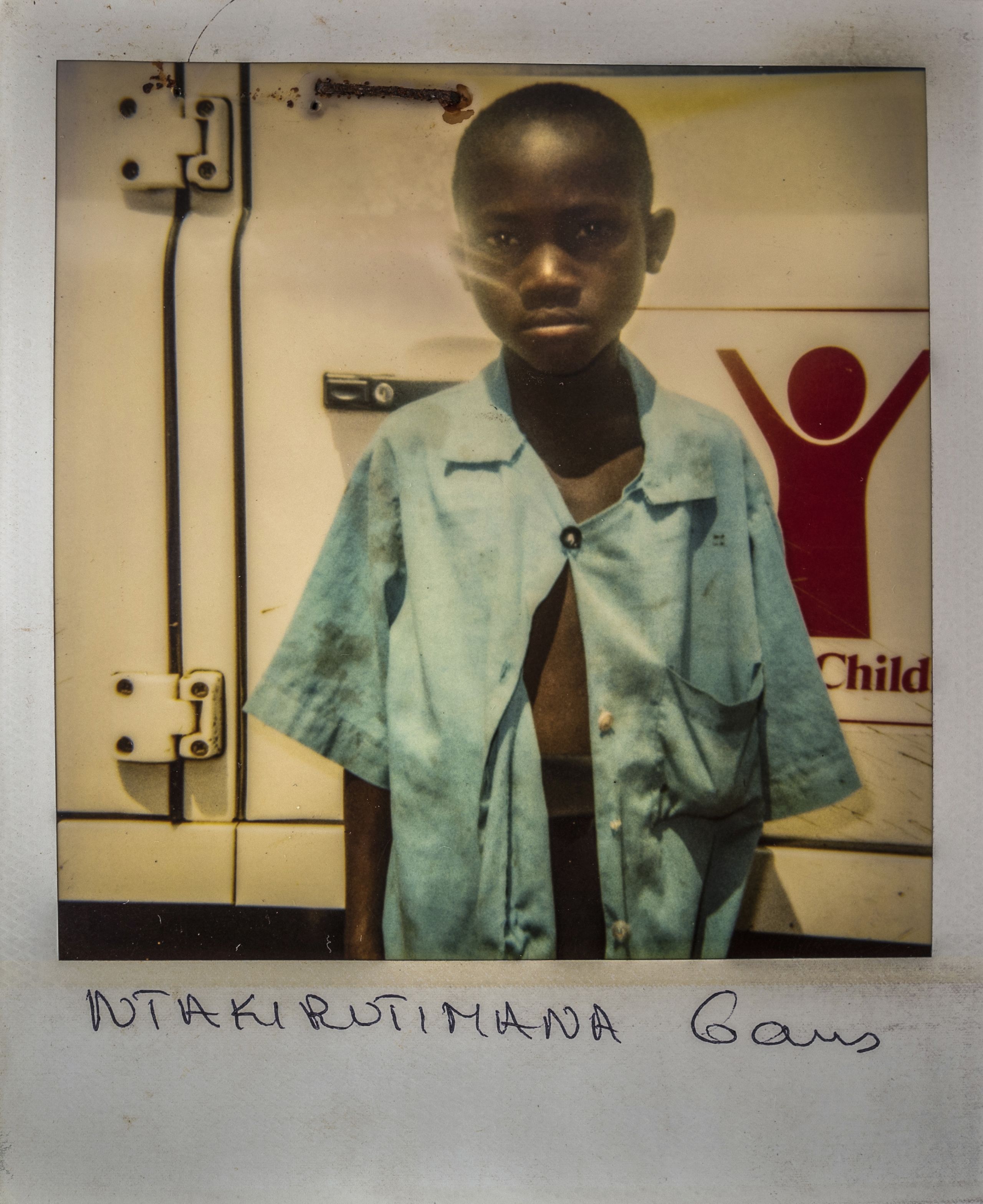 Gammelt fotografi av et barn i Rwanda.