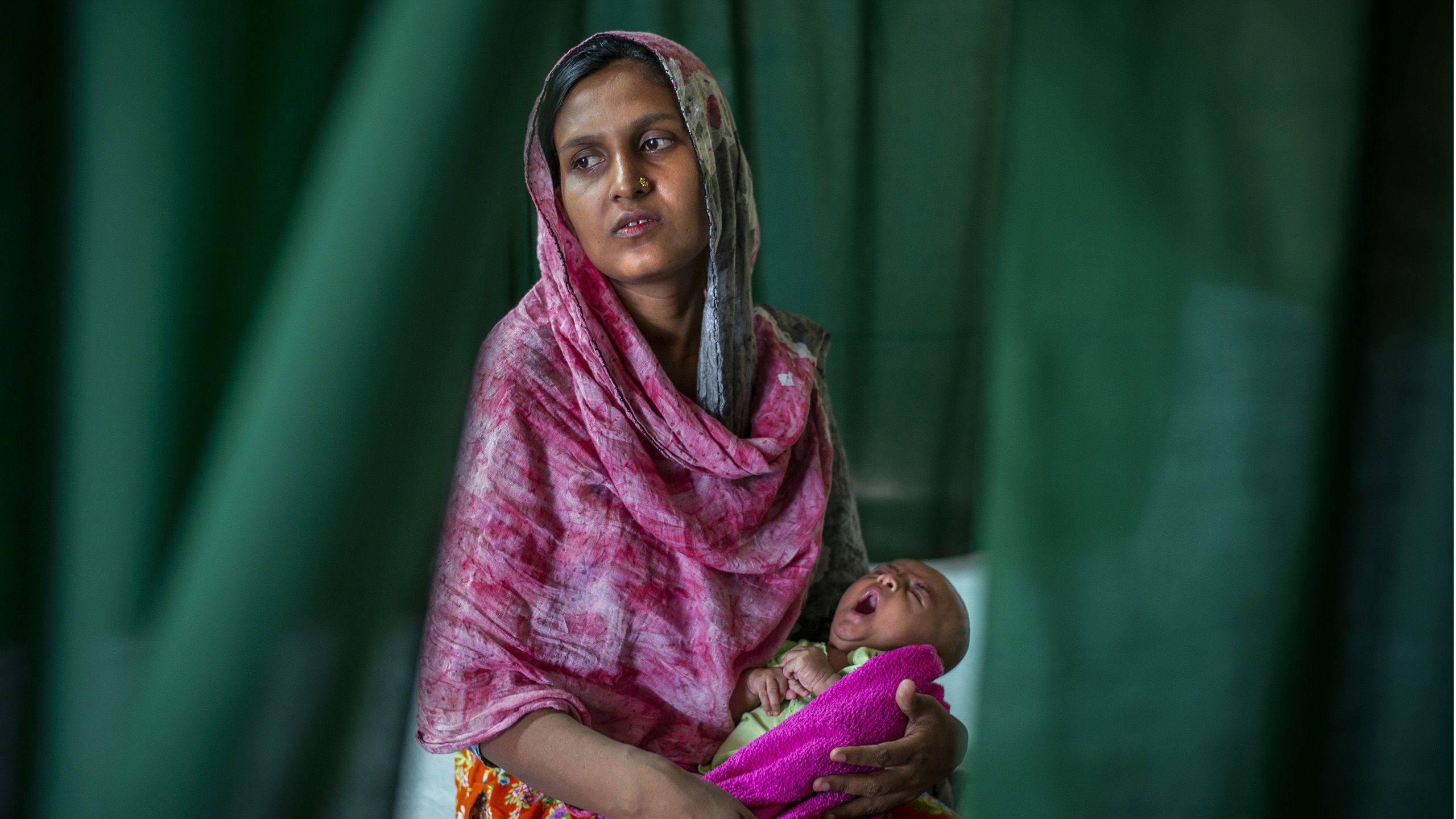 Mor og barn i en flyktningeleir i Bangladesh.