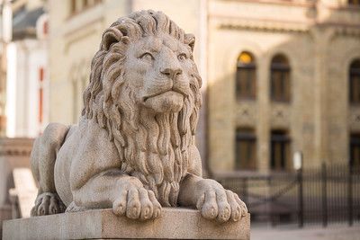 Steinløve foran Stortinget i Oslo.