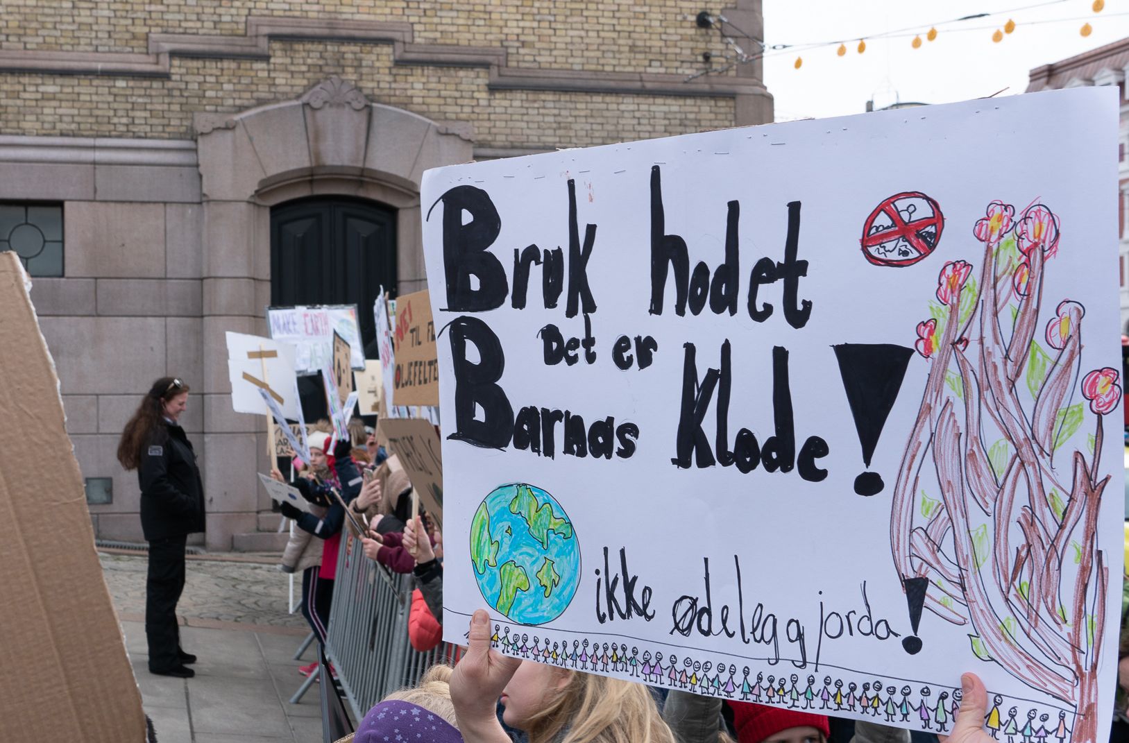 Plakat i skolestreik som sier: Bruk hodet, det er barnas klode!
