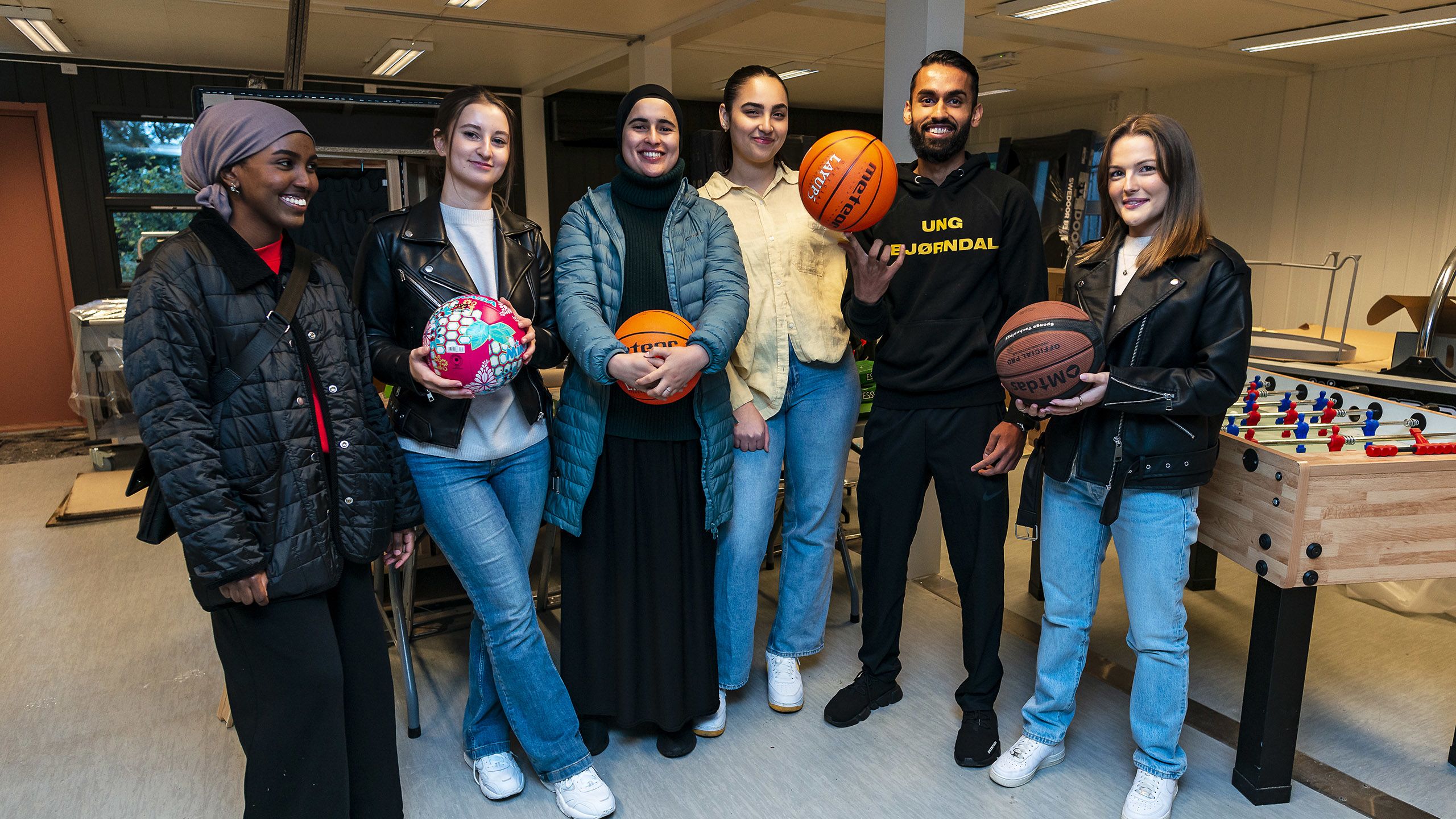 En gruppe ungdommer med basketballer.